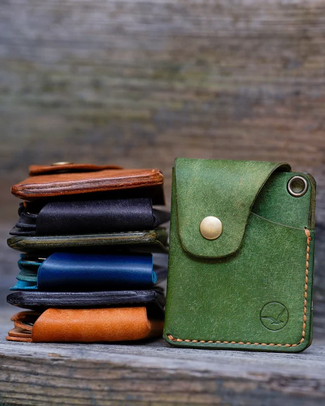 Fargerikt fellesskap i lær.
Disse kompakte kortholderne er blitt svært populære. 
Plass til sju-åtte kort pluss sammenbretta sedler.
Vil gradvis få en flott patina.

#gullleather
#lærarbeid
#handlahima
#leathercrafting
#leatherwork 
#haugesund