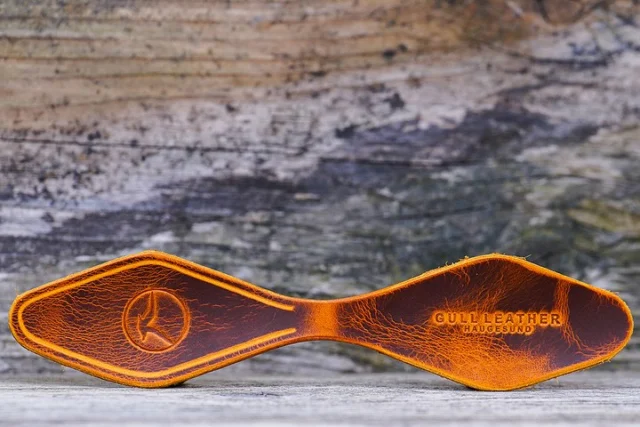 Er i nøkkelring-modus.
Lager noen titalls før salgsbod på Siradagene og Havnedagene i sommer.

Læret Wax fra garveriet Badalassi Carlo i Toscana, er mildt sagt særegent.

#gullleather
#lærarbeid
#handlahima
#leathercrafting
#leatherwork 
#haugesund
#badalassicarlo