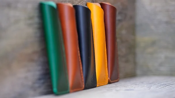 -Eg kan'kje finna brillefutteralet, synge Tønes.

Fortvil ikkje.

Laget noen i læret Buttero fra garveriet Conceria Walpier, Toscana

#gullleather
#lærarbeid
#handlahima
#leathercrafting
#leatherwork 
#haugesund
#conceriawalpier
@toenes